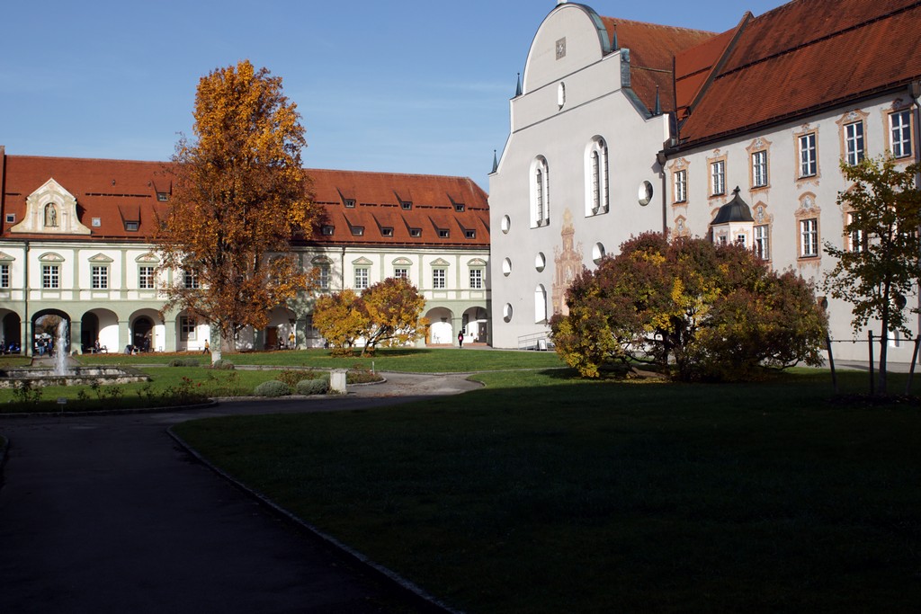 Kloster im Herbst