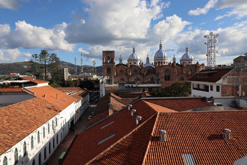 Blick auf die Catedral de la Inmaculada Concepción von oben, über den roten Dächern der Stadt