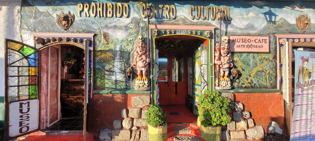 Haus mit Eingang verziert mit indigenen Symbolen Museum