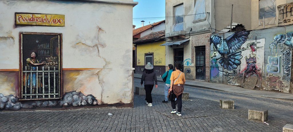 Strasse mit Häusern verziert mit Grafiti